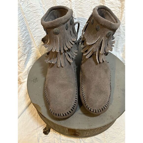 MINNETONKA Gray Suede Hard Bottom Fringe Moccasin Ankle Boots Women's Size 7 - Picture 1 of 8